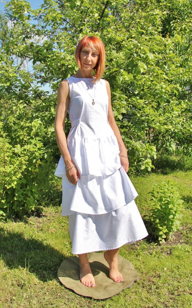 Белое платье с тремя воланами - описание