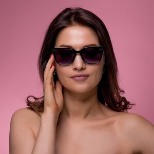 Очки солнцезащитные Clubmaster, uv 400, оправа чёрная с 3 кристаллами, 3х5х15 см